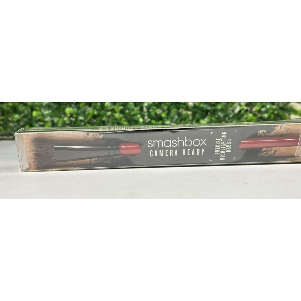 Smashbox Camera Ready Precise Highlighting Makeup Brush (NEW IN BOX) - Picture 2 of 3